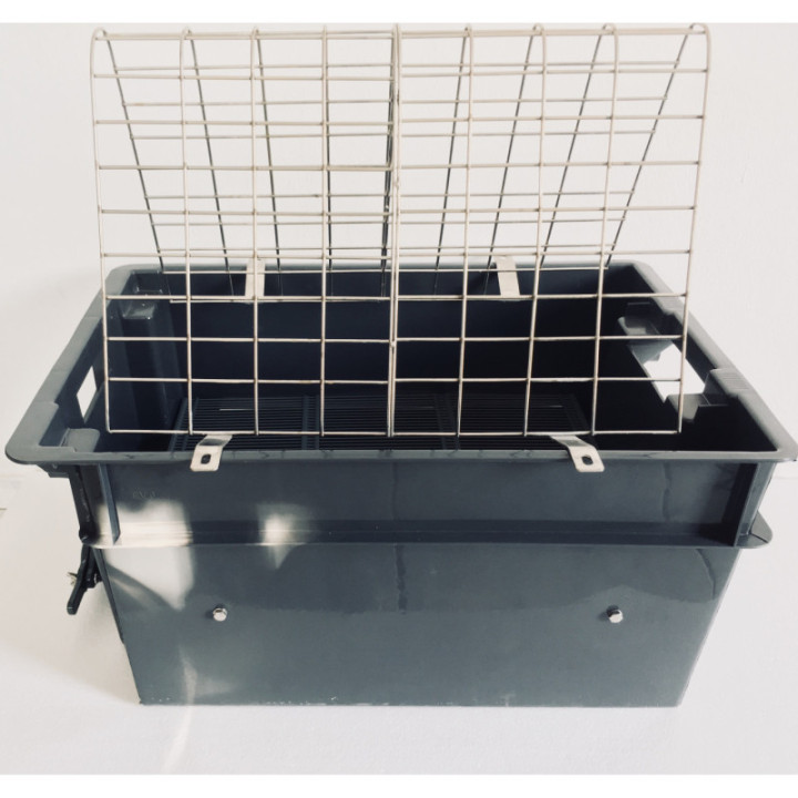 Műanyag fedelező láda, rozsdamentes állvánnyal