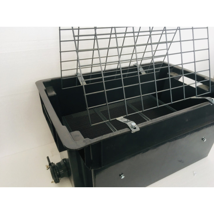 Műanyag fedelező láda, festett állvánnyal