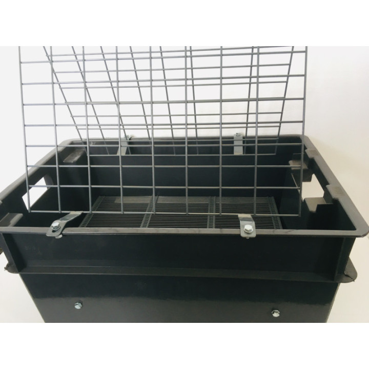 Műanyag fedelező láda, festett állvánnyal